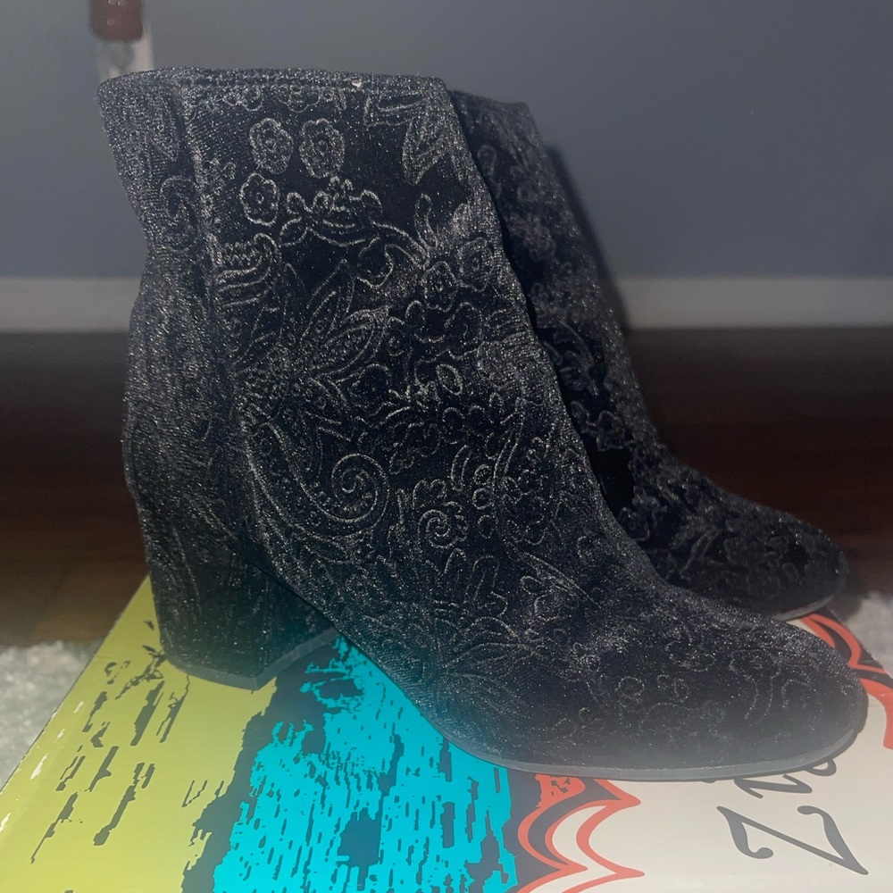 Zigisoho black suede heeled booties